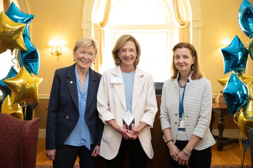 罗斯玛丽·科尔克(中)获得梅利奥拉奖. Left: Teri D'Agostino; right: President Sarah Mangelsdorf.